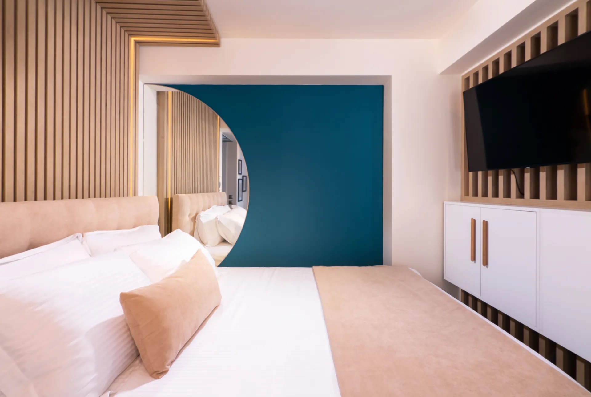 SKS Boutique Rooms & Suites deluxe suite jacuzzi.jpg