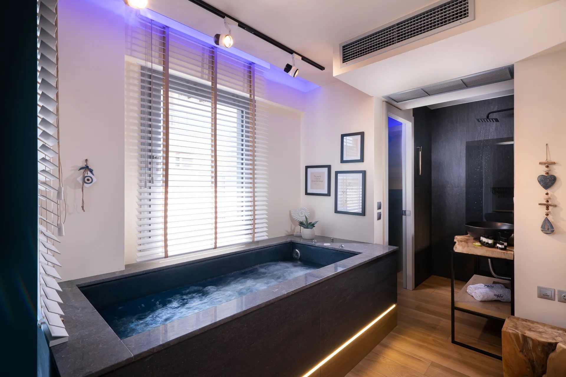 SKS Boutique Rooms & Suites deluxe suite sa djakuzijem.jpg