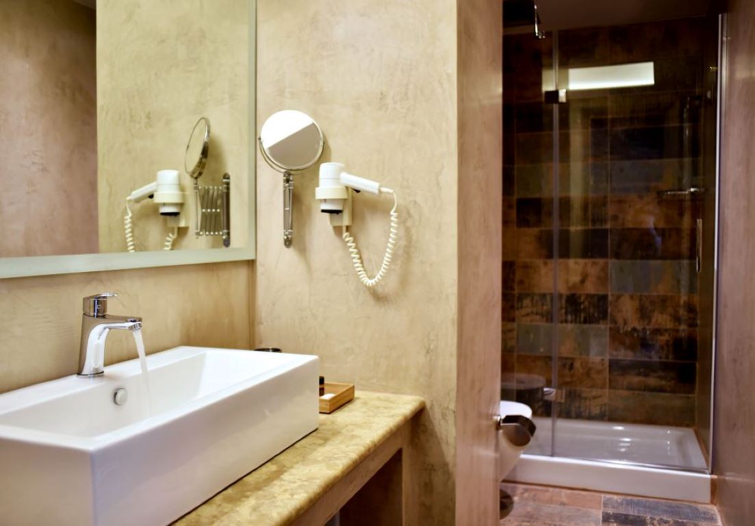 Karystion hotel suite meliti kupatilo.jpg