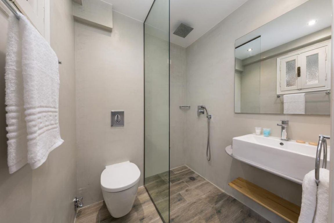 Iliada Beach hotel kupatilo twin double sobe.jpg