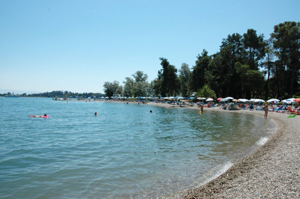 Iliada Beach hotel plaza ispred hotela.jpg
