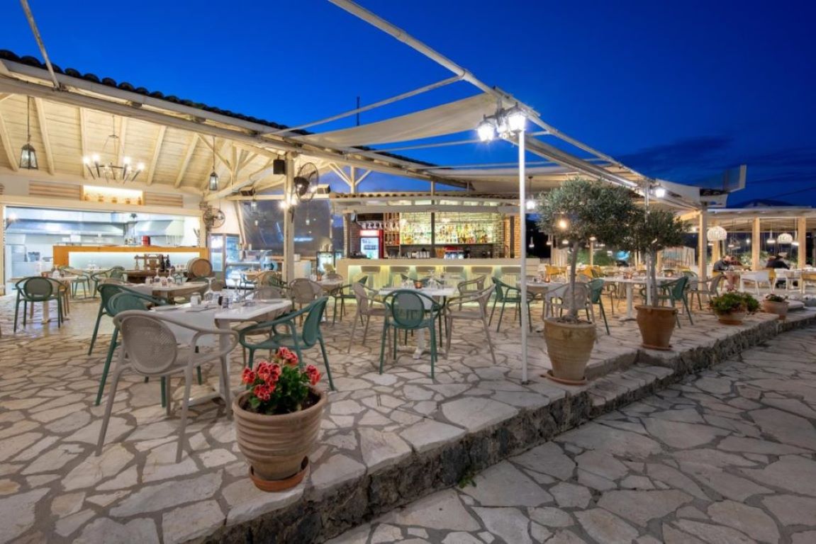 Iliada Beach hotel restoran glavni.jpg