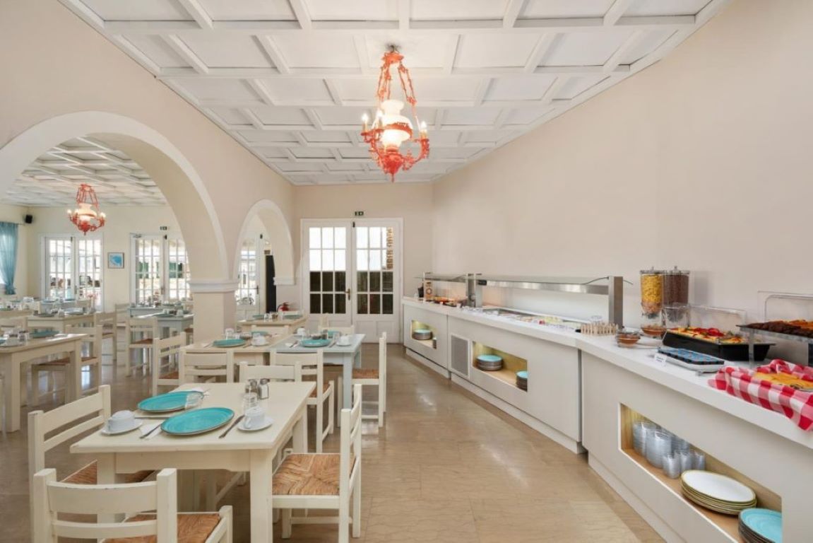 Iliada Beach hotel sala za dorucak u hotelu.jpg