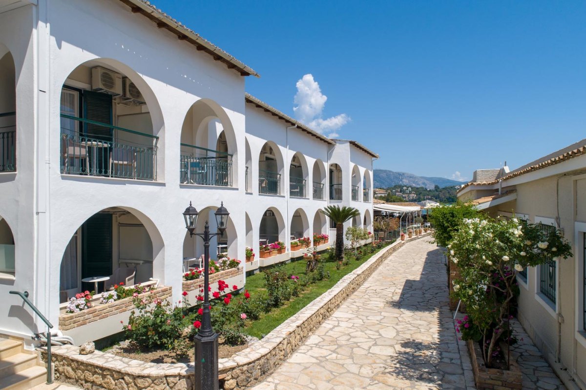 Iliada Beach hotel spoljasnji izgled.jpg