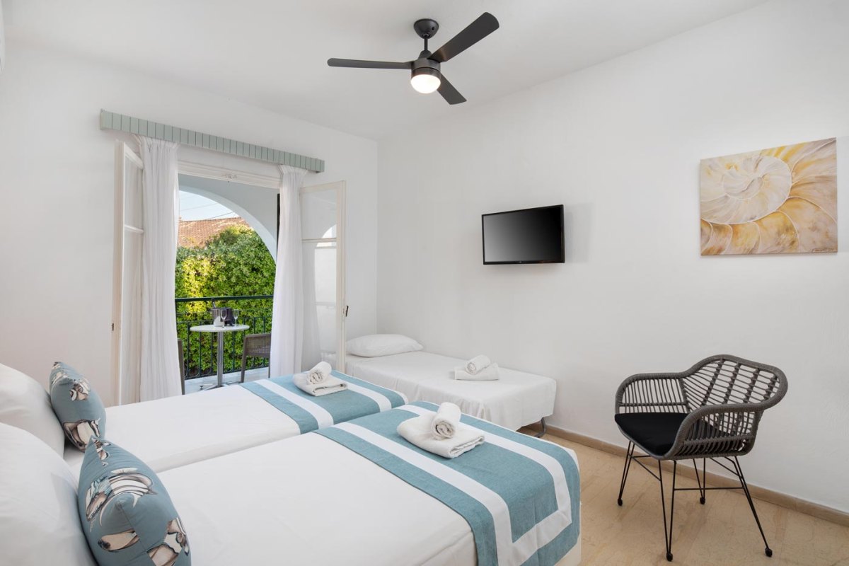 Iliada Beach hotel twin double za 3 osobe.jpg