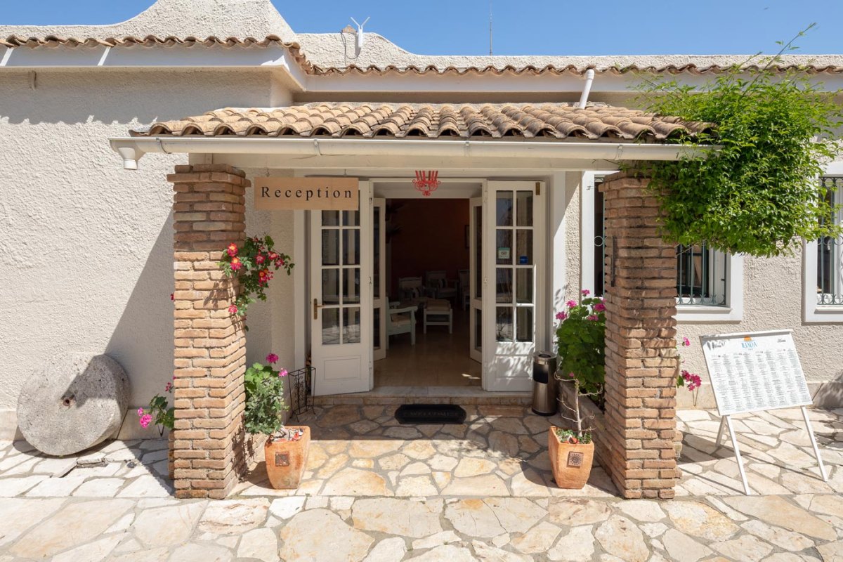 Iliada Beach hotel ulaz i recepcija.jpg