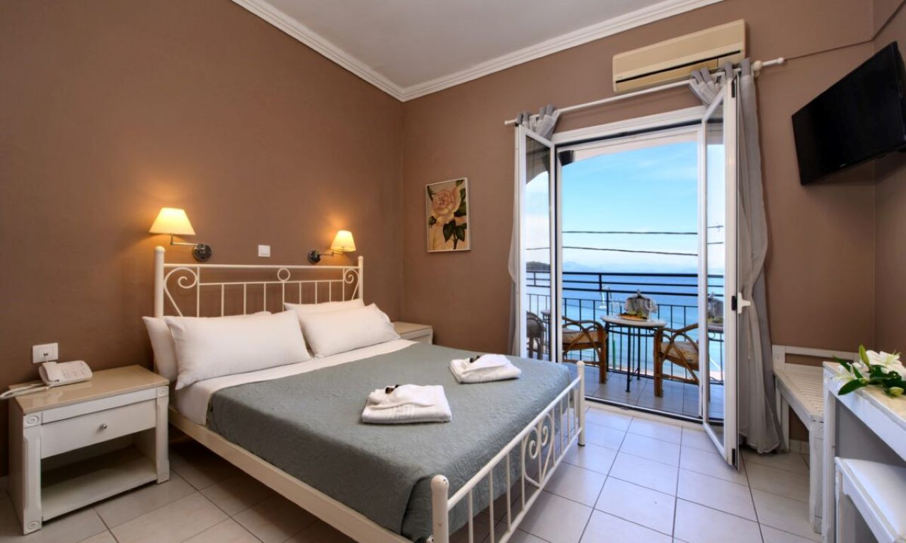 Hotel Ipsos di Mare double soba pogled more.jpg