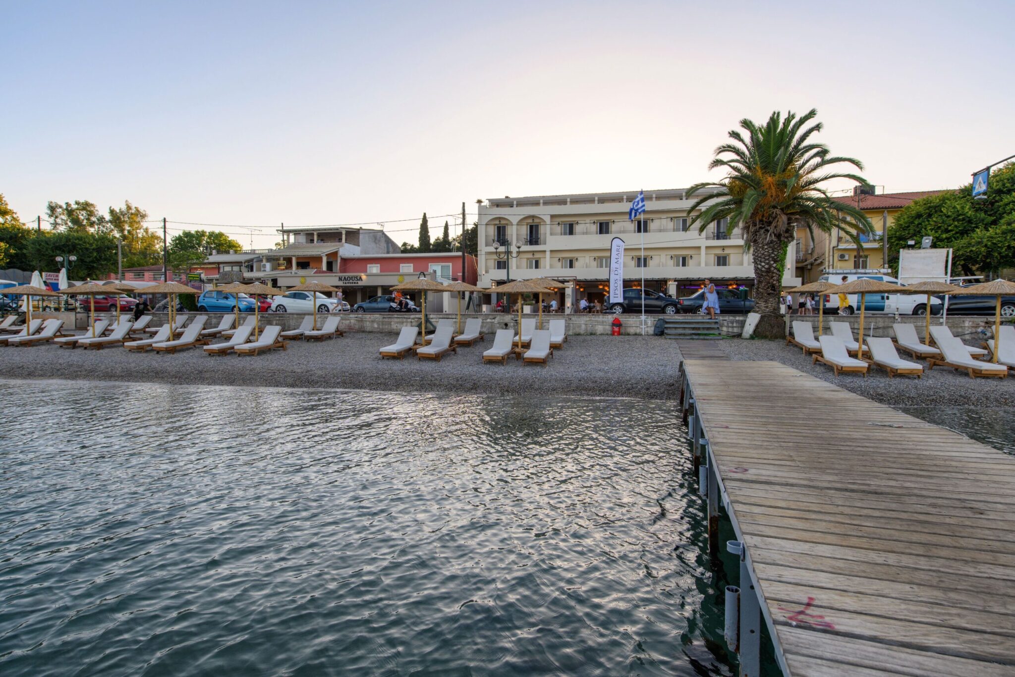 Ipsos di Mare hotel zgrada i plaža.jpg