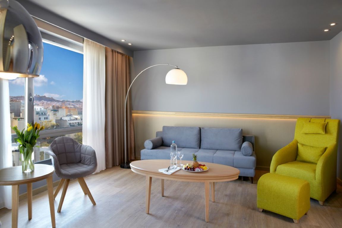 Wyndham Grand Athens hotel junior suite acropolis viev za trecu osobu.jpg