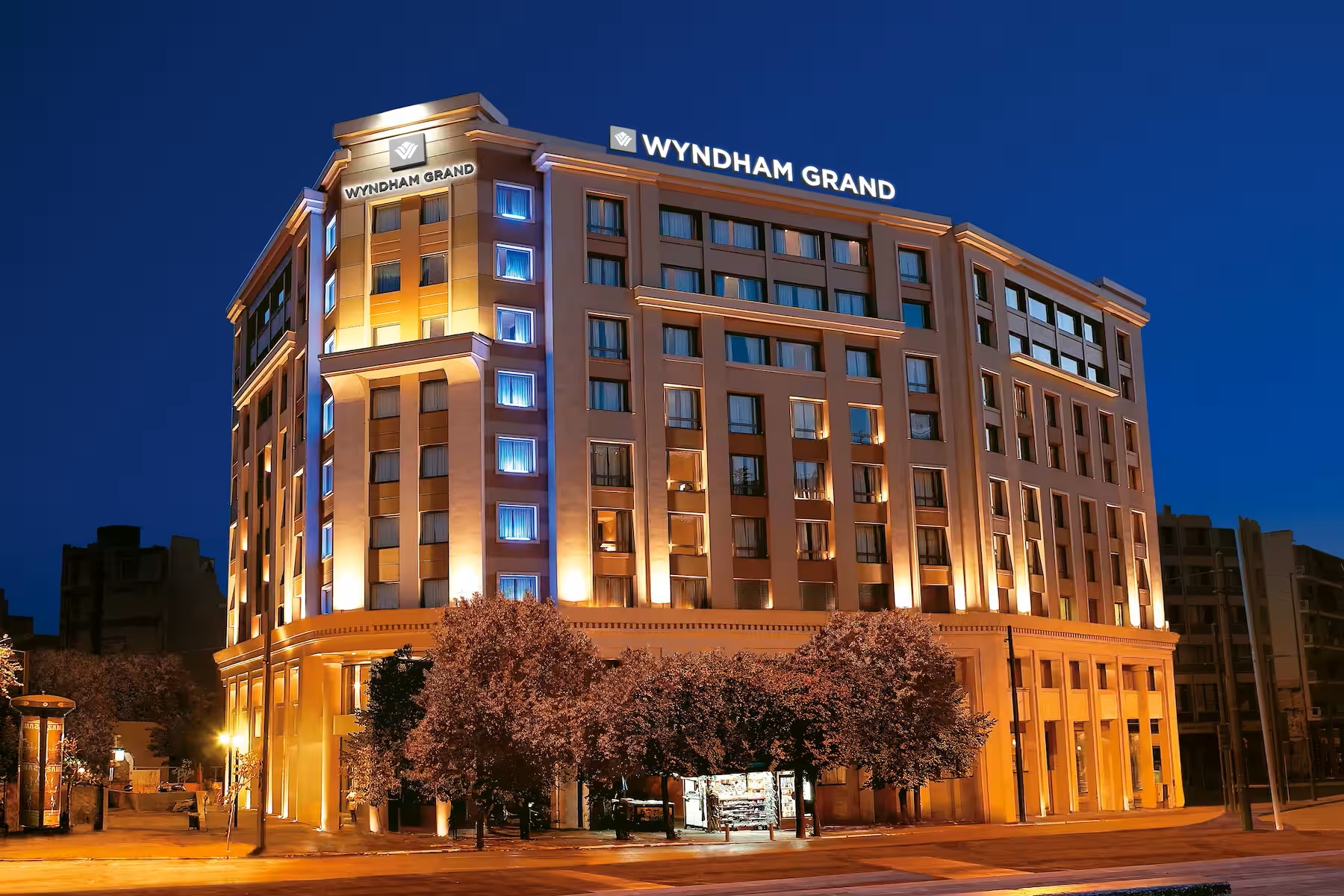 Wyndham Grand Athens hotel nocu.jpg
