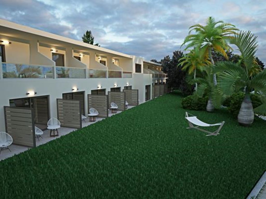 Ninos Grand Beach Hotel & Resort bašta.jpg