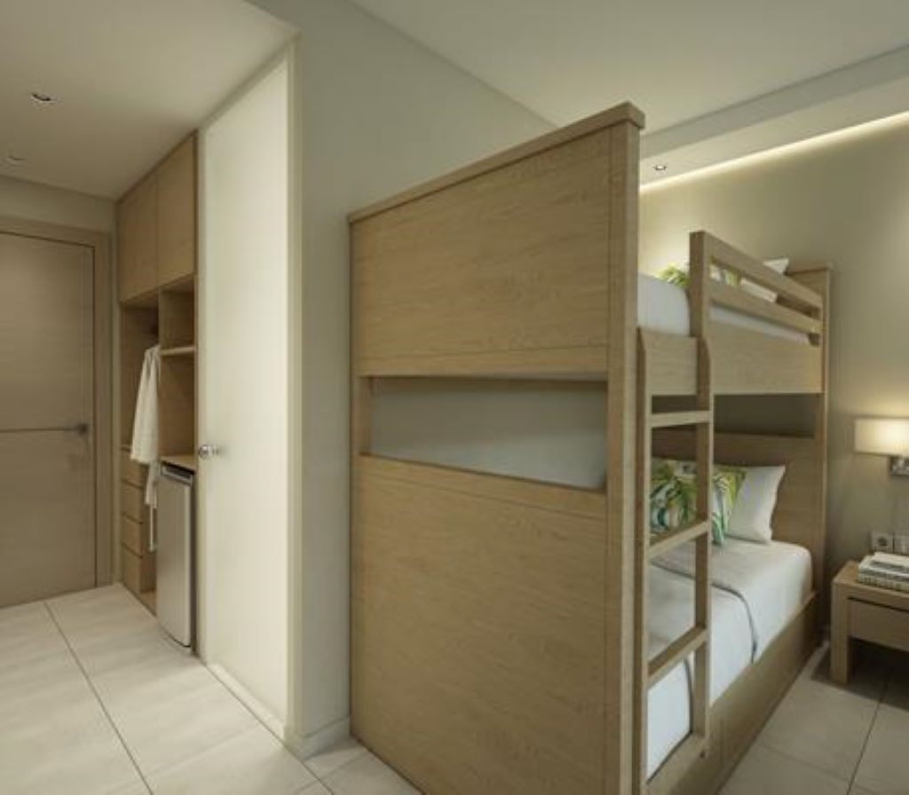 Ninos Grand Beach Hotel & Resort soba sa krevetima na sprat.jpg