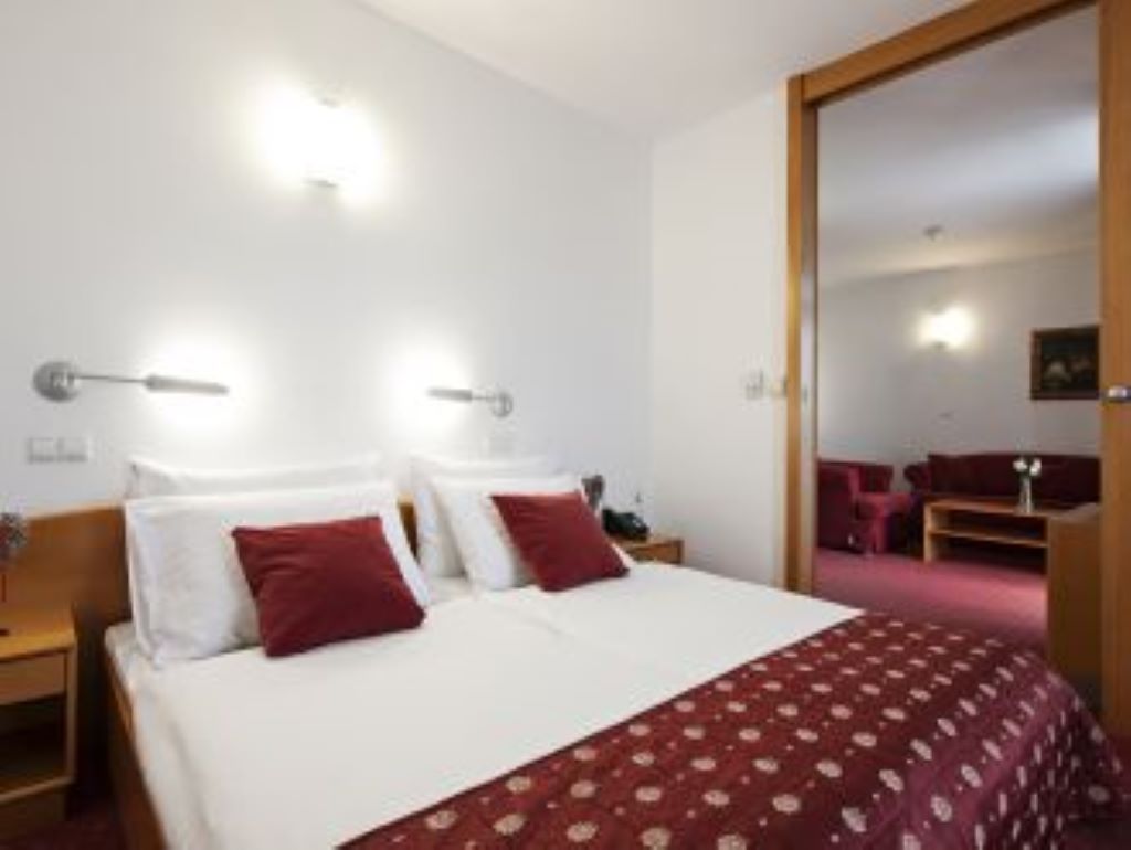 Hotel Izvir-Suite.jpg