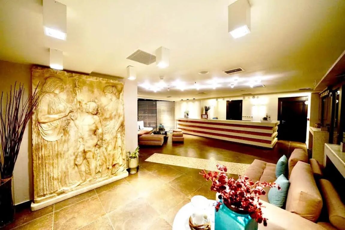 Sani Polyastron Hotel & Spa recepcija i lobi.jpg
