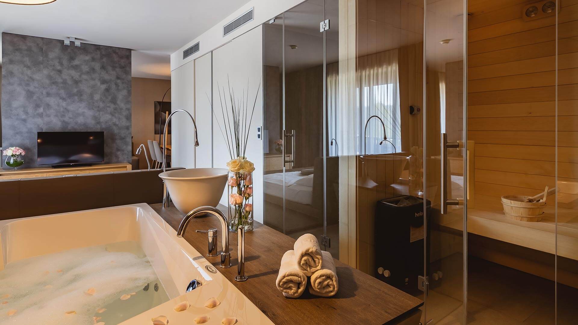 Hotel Sotelia-Deluxe suite sa djakuzijem i saunom.jpg