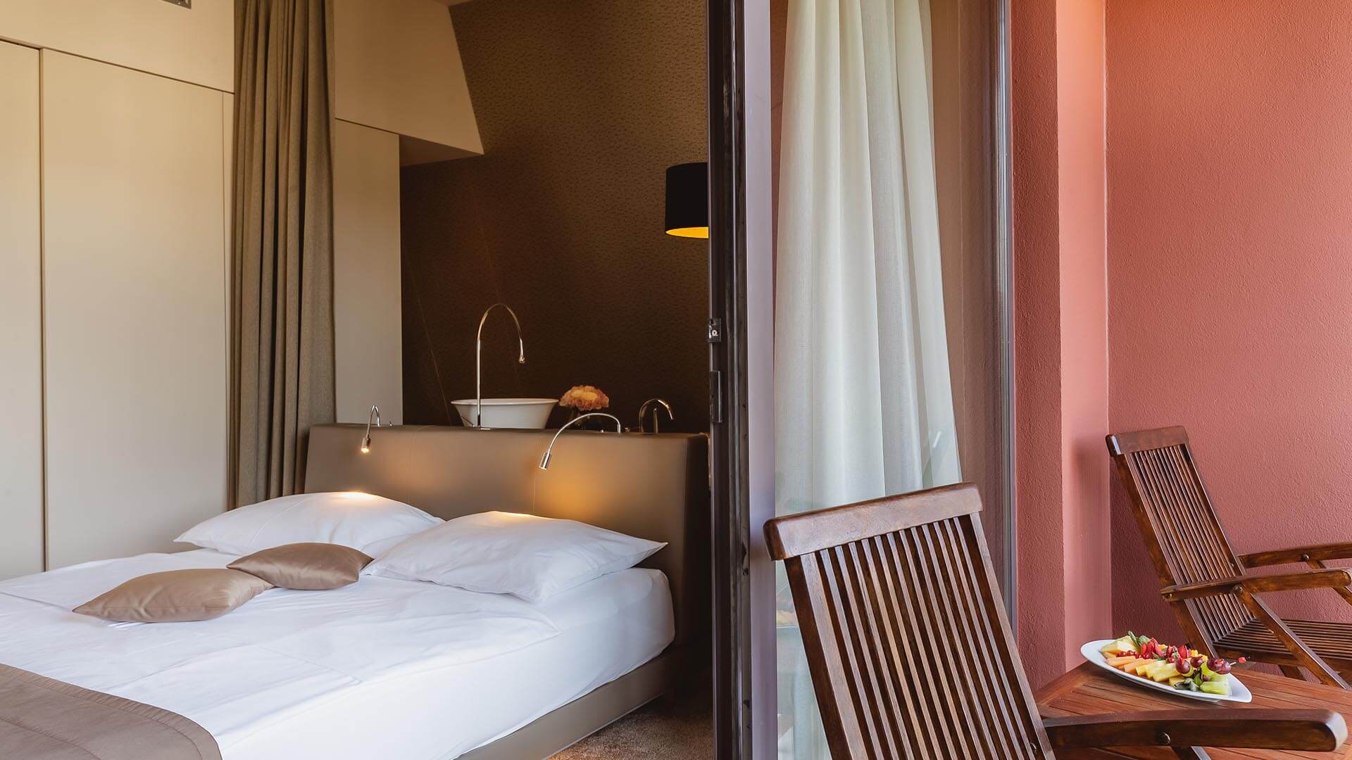 Sotelia Hotel-Executive suite sa vodenim krevetom i djakuzijem.jpg