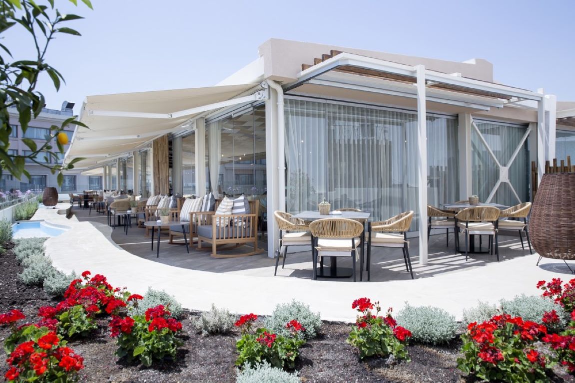 Wyndham Athens Residence hotel terasa bara.jpg