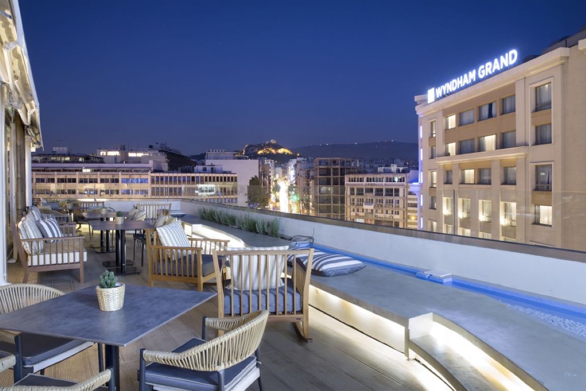Wyndham Athens Residence hotel terasa bara.jpg