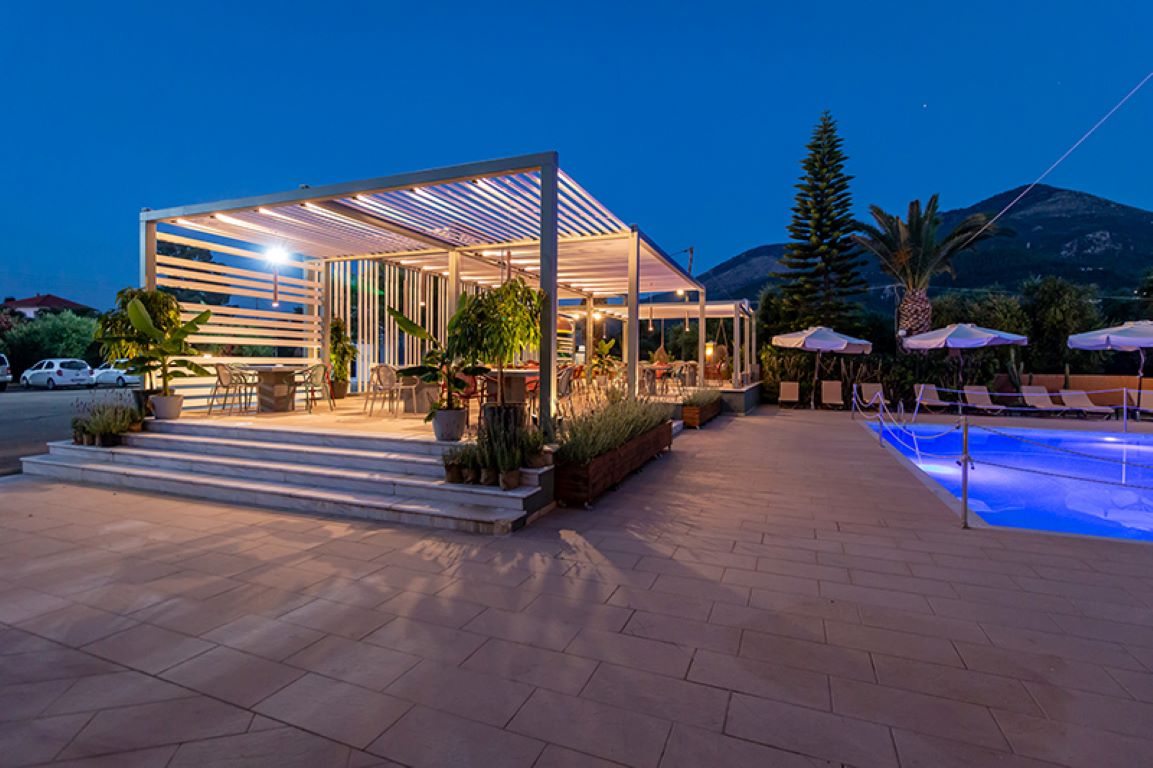 Apollo Resort Art hotel bar pored bazena.jpg