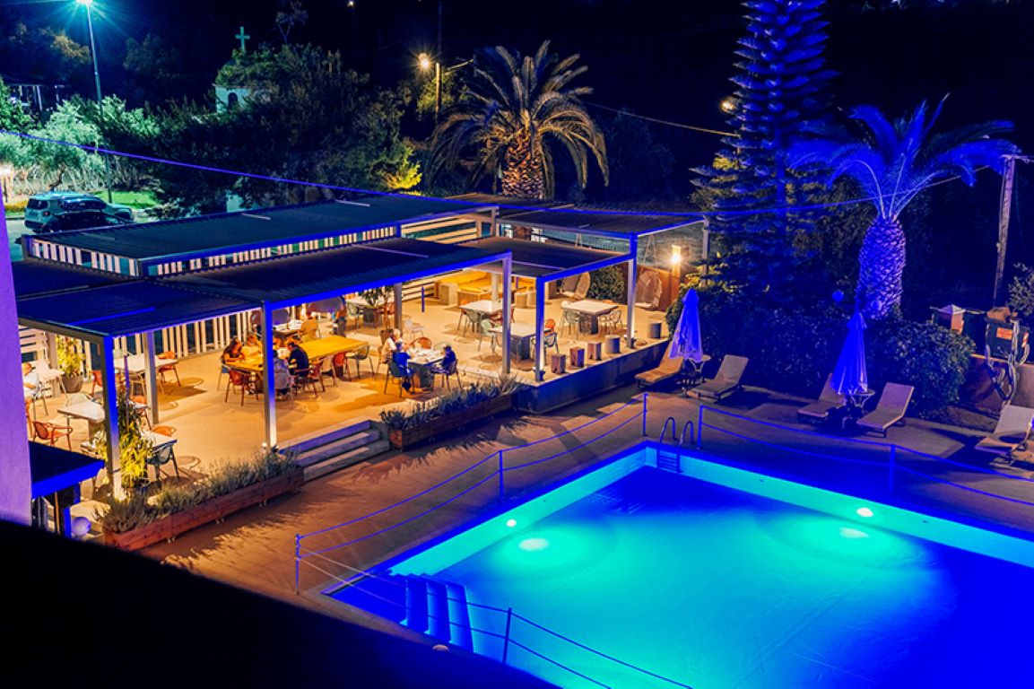 Apollo Resort Art hotel bazen noću.jpg