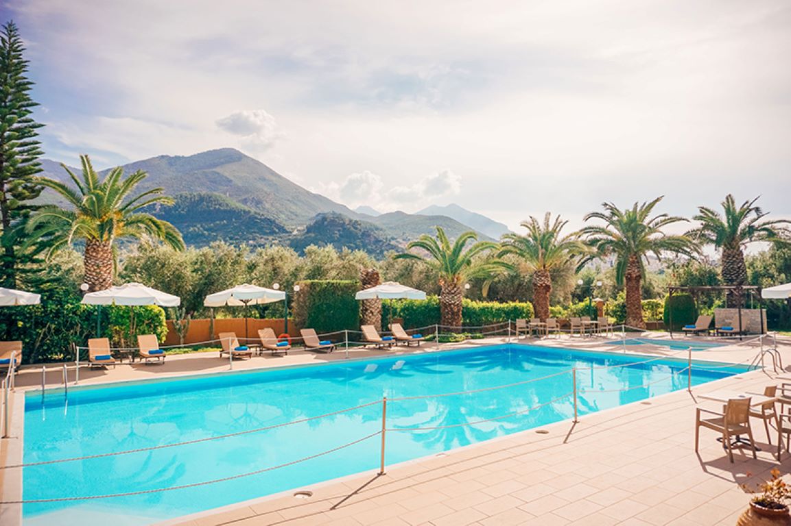 Apollo Resort Art hotel bazen.jpg