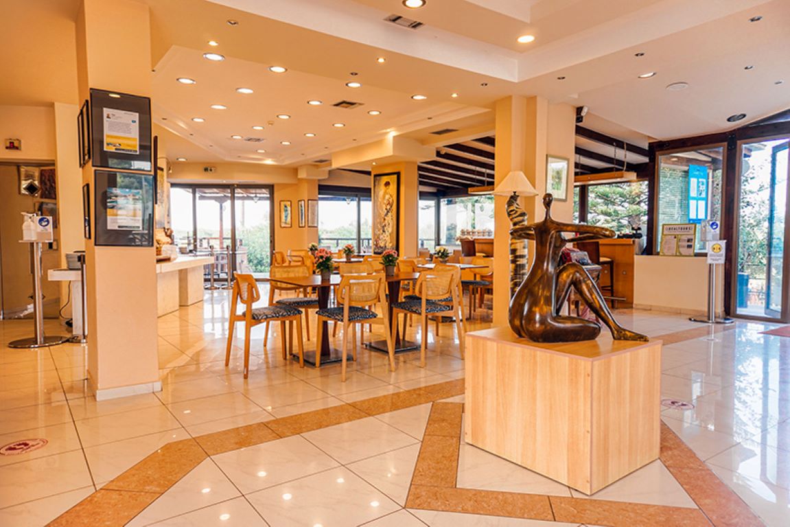 Apollo Resort Art hotel lobi bar.jpg