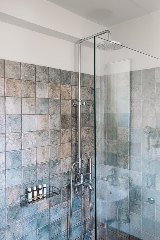 Hotel Emelisse bathroom 1.jpg