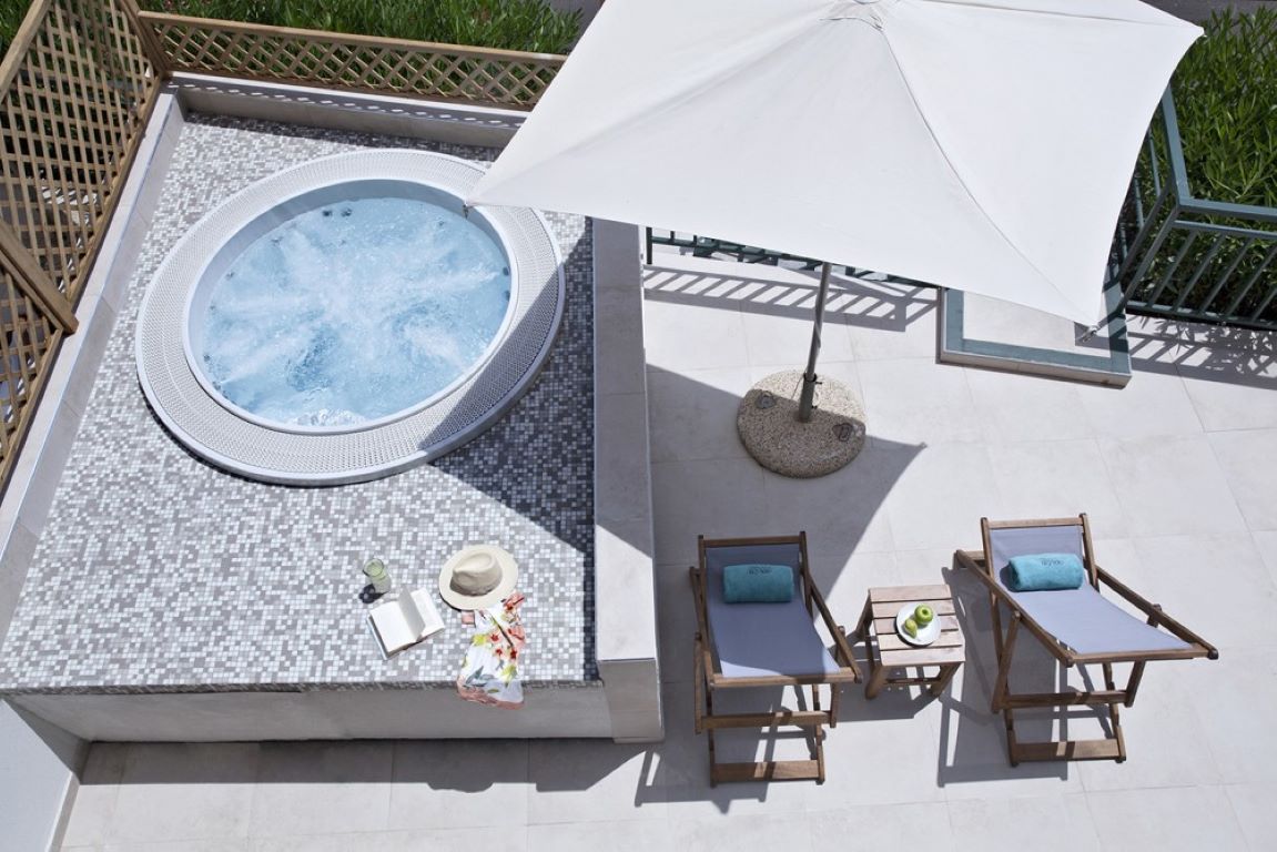 Dolce Athens Attica Riviera hotel executive maisonette SV terasa.jpg