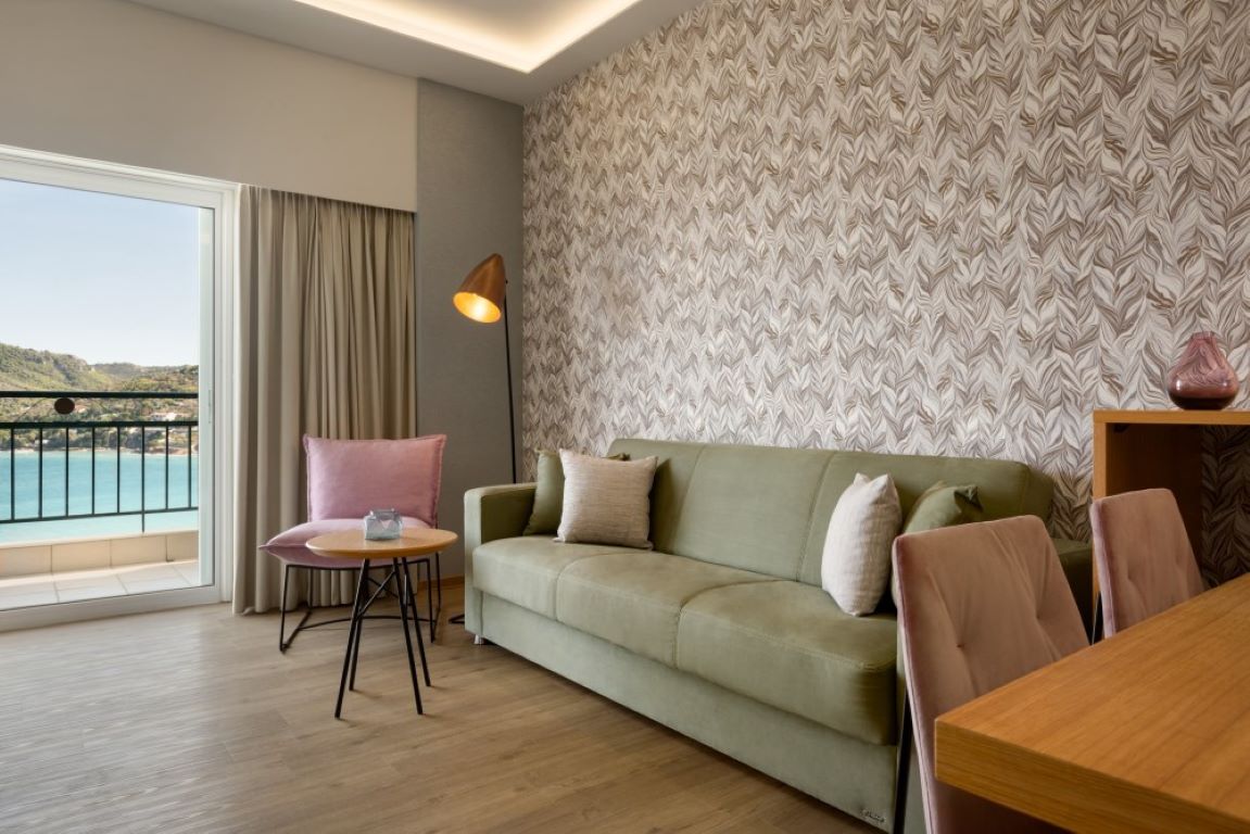 Dolce Athens Attica Riviera hotel executive suite dnevna soba.jpg