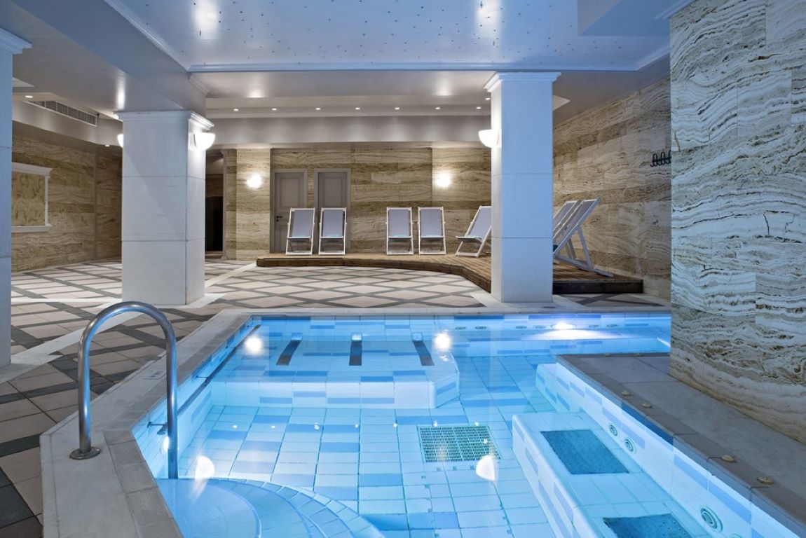 Dolce Athens Attica Riviera hotel unutrasnji bazen.jpg