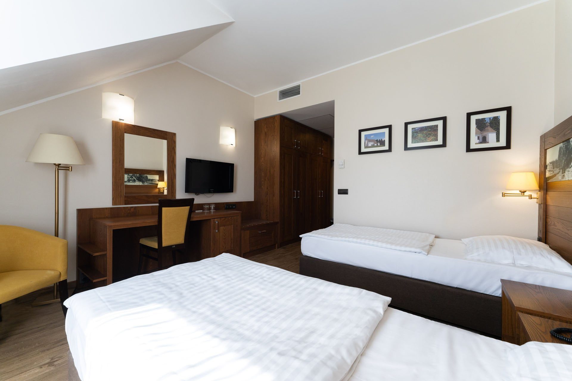 Arena Hotel-Comfort soba pogled na hotel.jpg