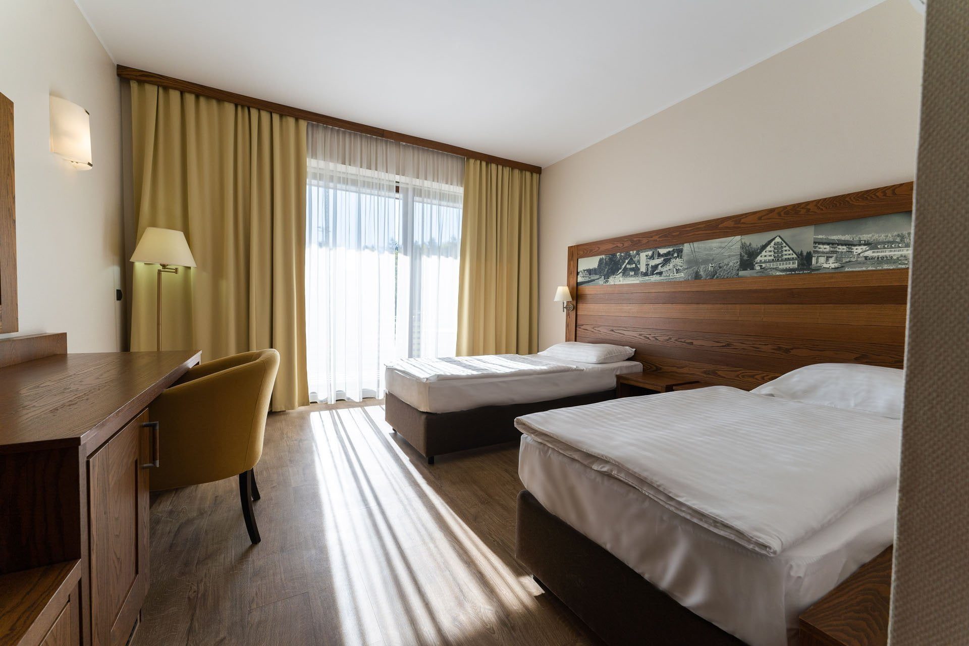 Arena Hotel-Comfort soba sa balkonom i pogledom na hotel.jpg