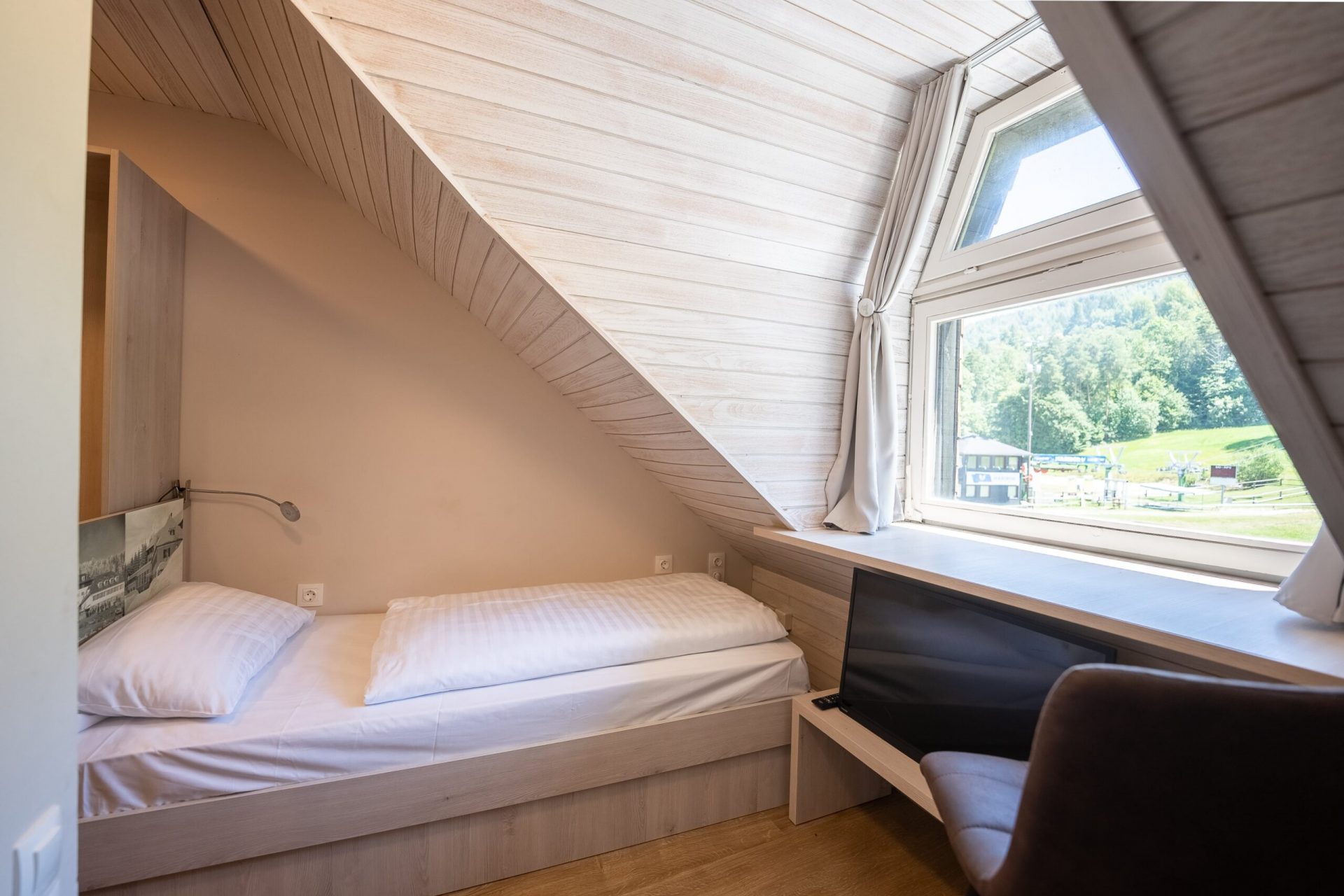 Hotel Arena-Jednokrevetna soba potkrovlje.jpg