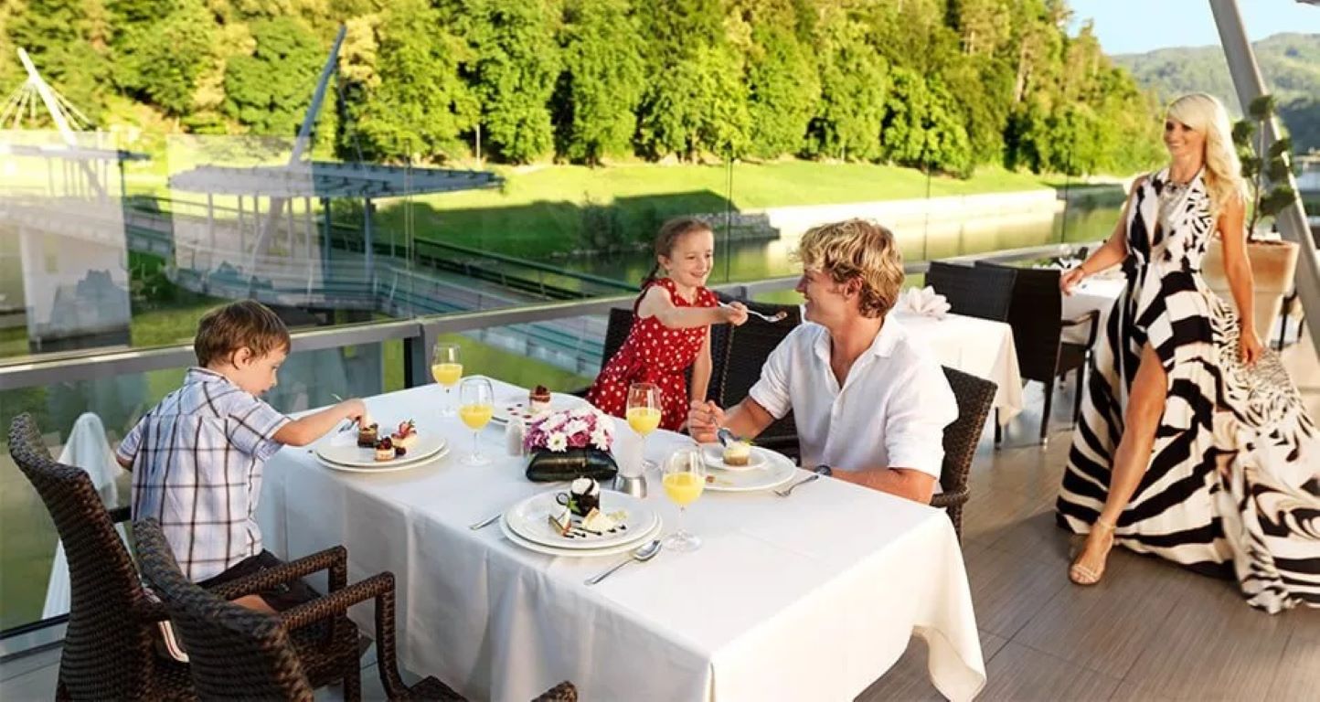 Thermana Park Lasko Hotel-Terasa restorana.jpg
