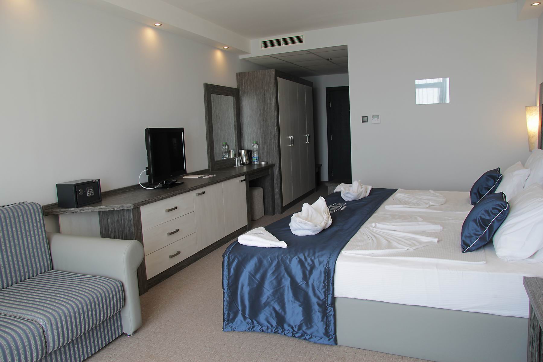 Moonlight Hotel-Standardna soba pogled more.jpg