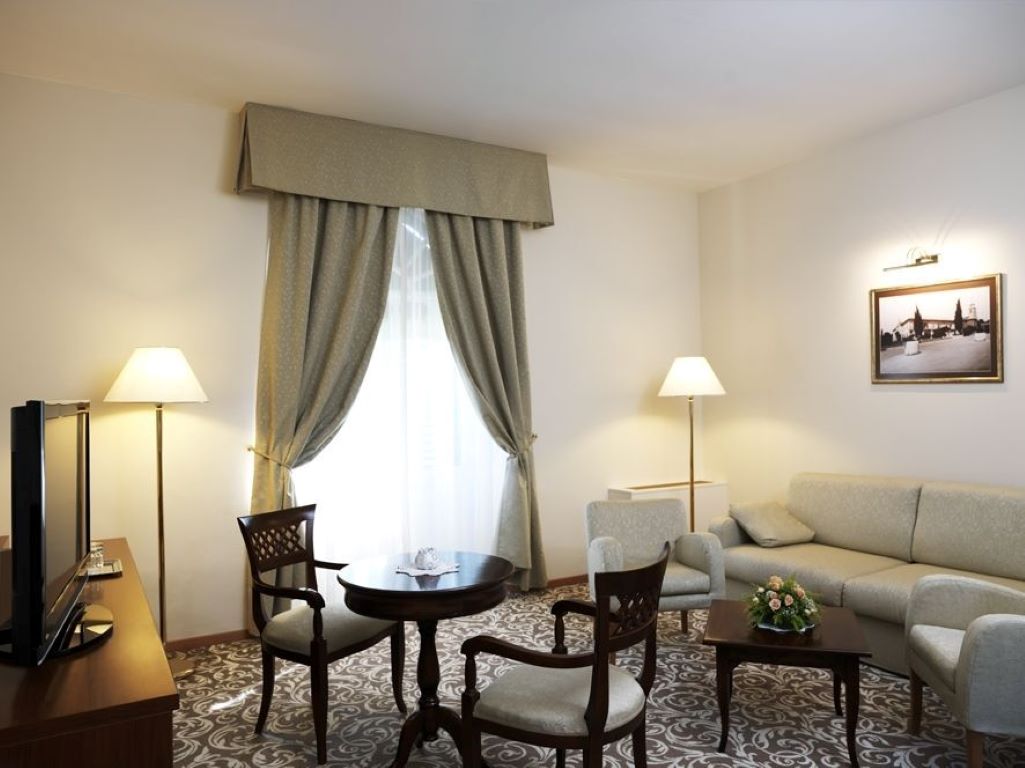 Hotel Convnet-Predsednicki suite.jpg