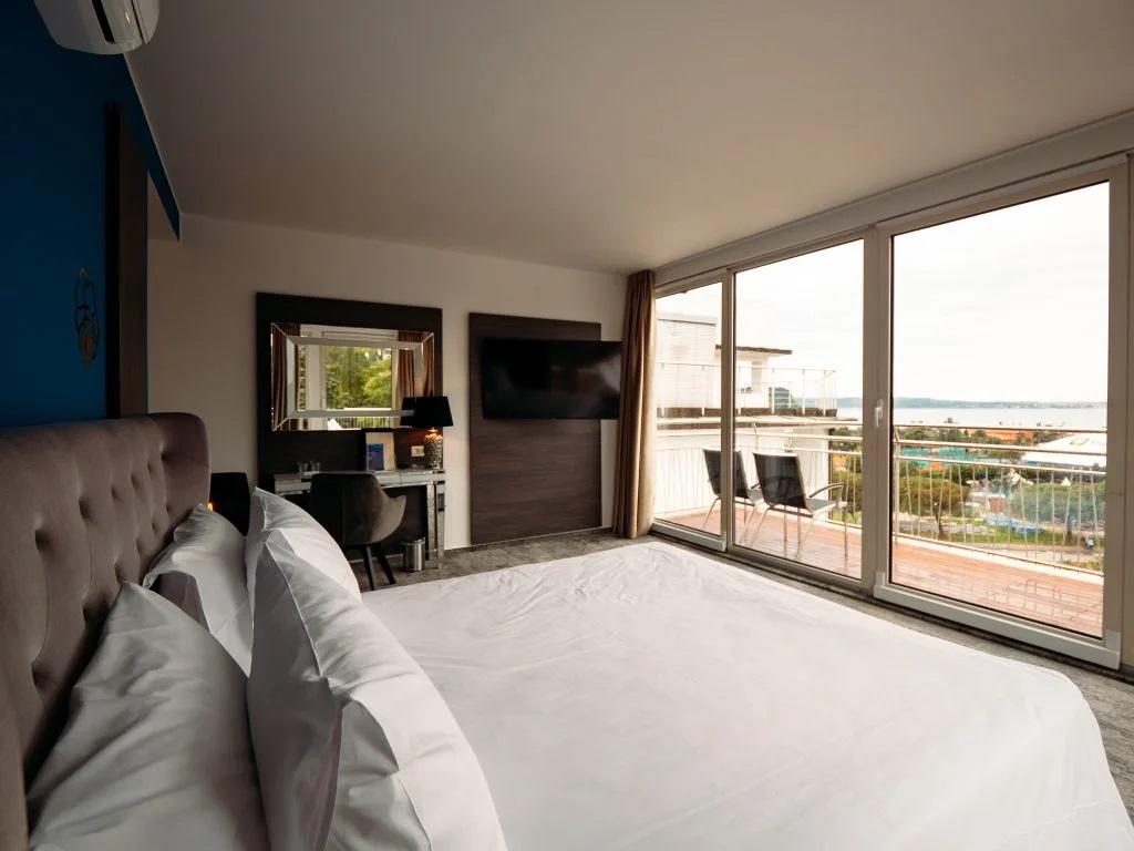 Boutique Hotel Portorose-Deluxe suite pogled more.jpg