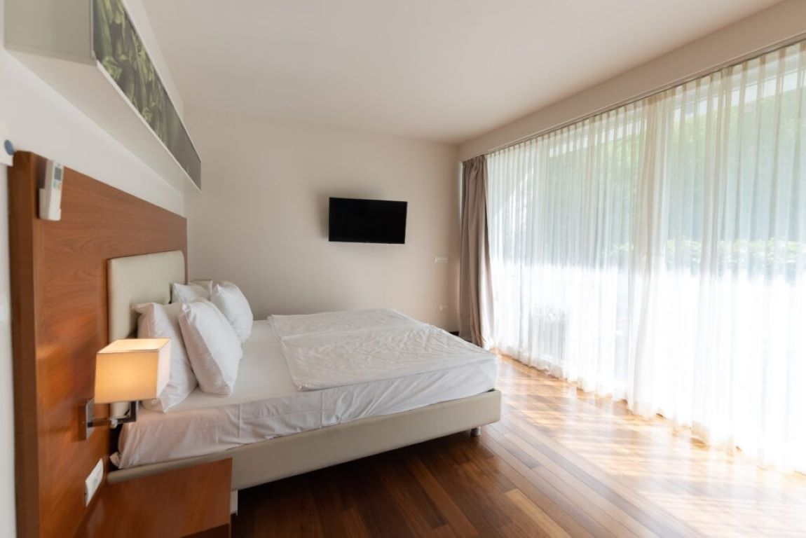 Boutique Hotel Portorose-Standardna soba pogled bazen.jpg