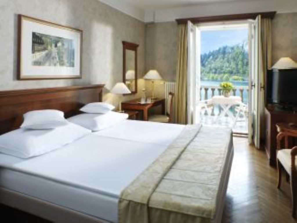Grand Hotel Toplice-Standardna soba pogled jezero.jpg