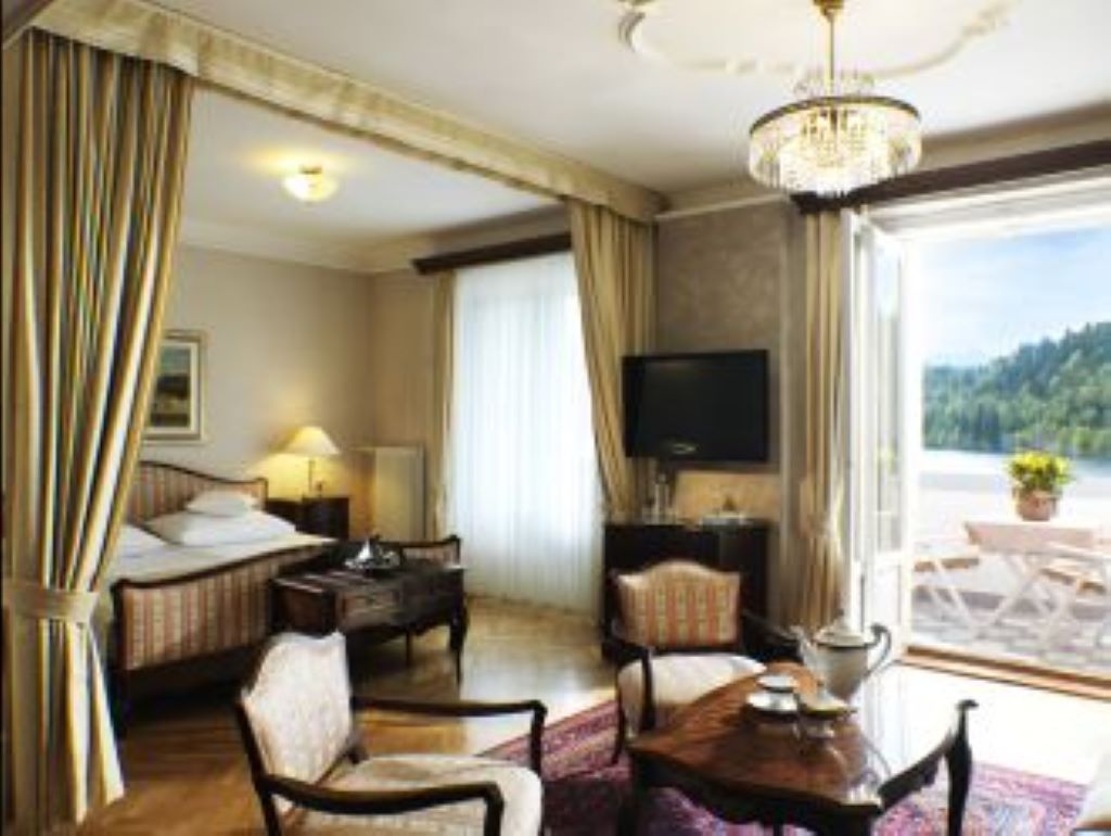 Grand Hotel Toplice-Suite pogled jezero.jpg