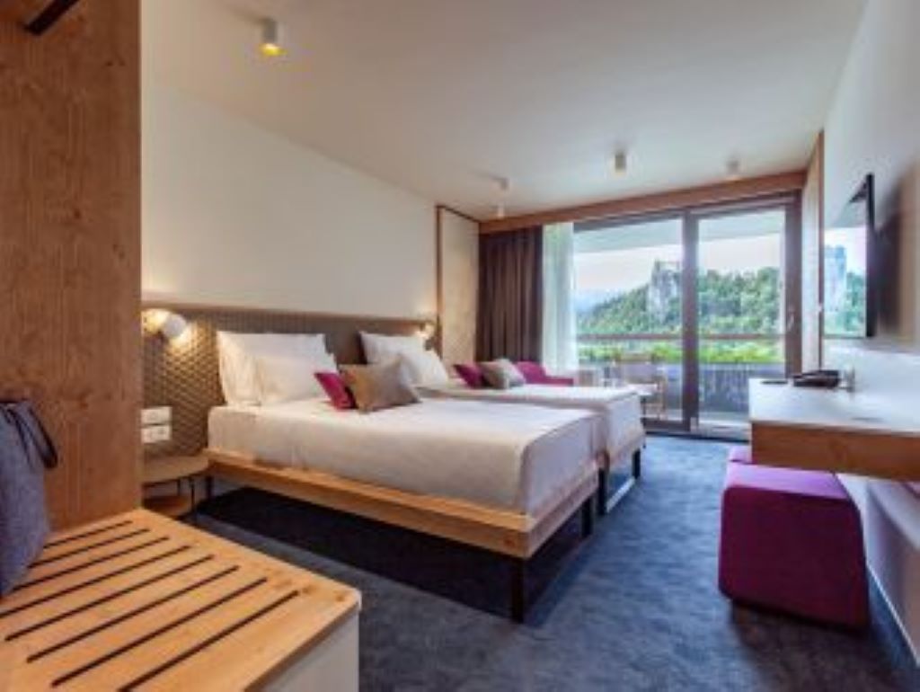 Park Hotel-Standardna soba pogled jezero.jpg