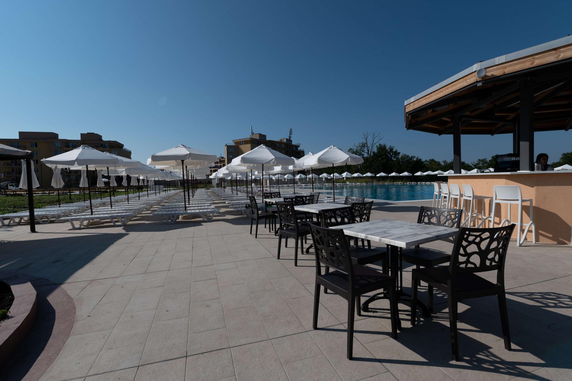 Sunrise RIver Beach Resort-Bar na bazenu.jpg