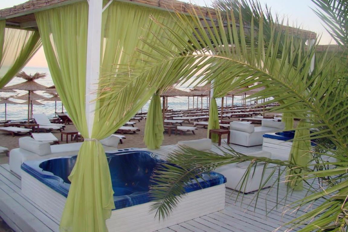 Hotel Azalia-Djakuzi bar na plazi.jpg