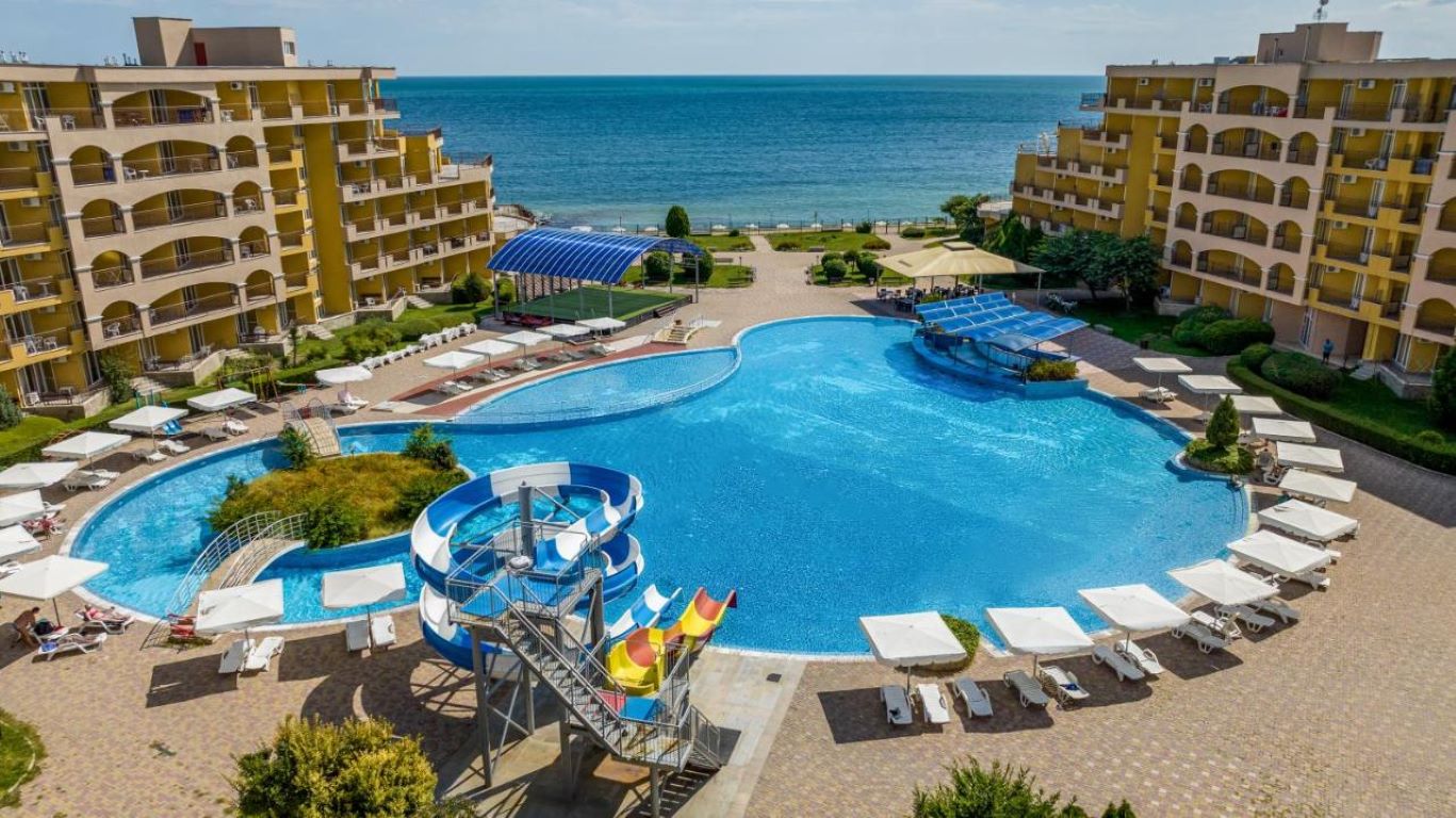 Midia Grand Resort bazen sa toboganima.jpg