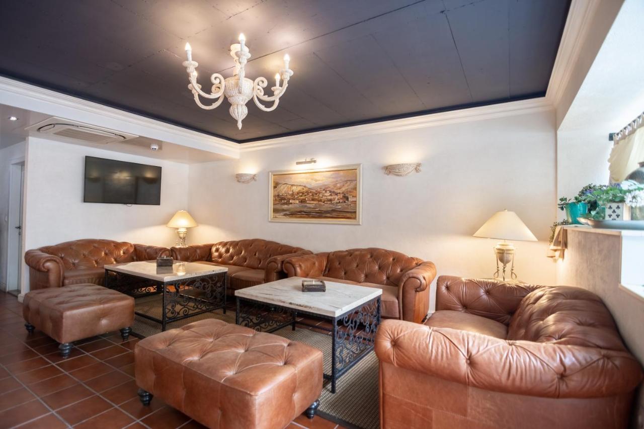 Antik hotel lobby.jpg