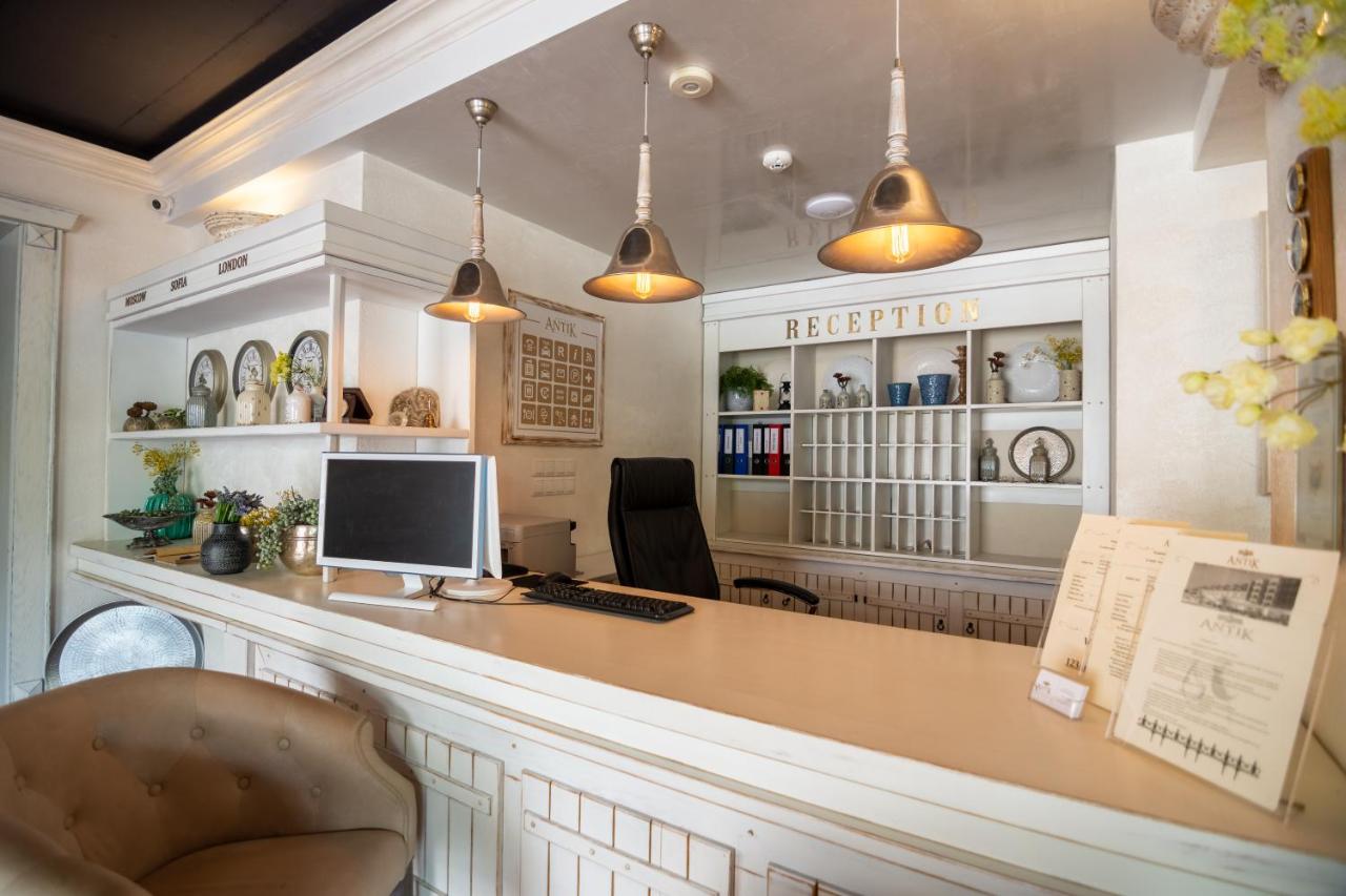Antik hotel recepcija.jpg