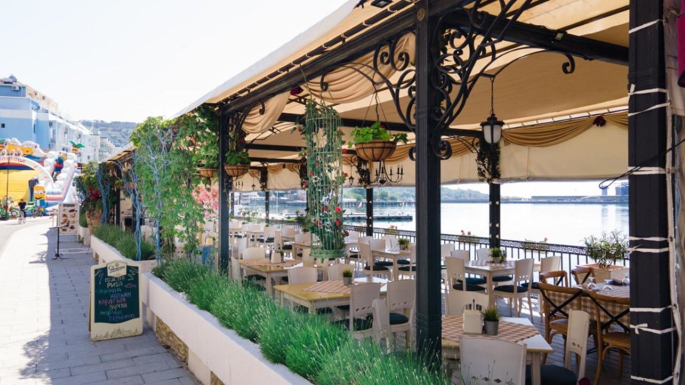 Mistral hotel terasa restorana.jpg