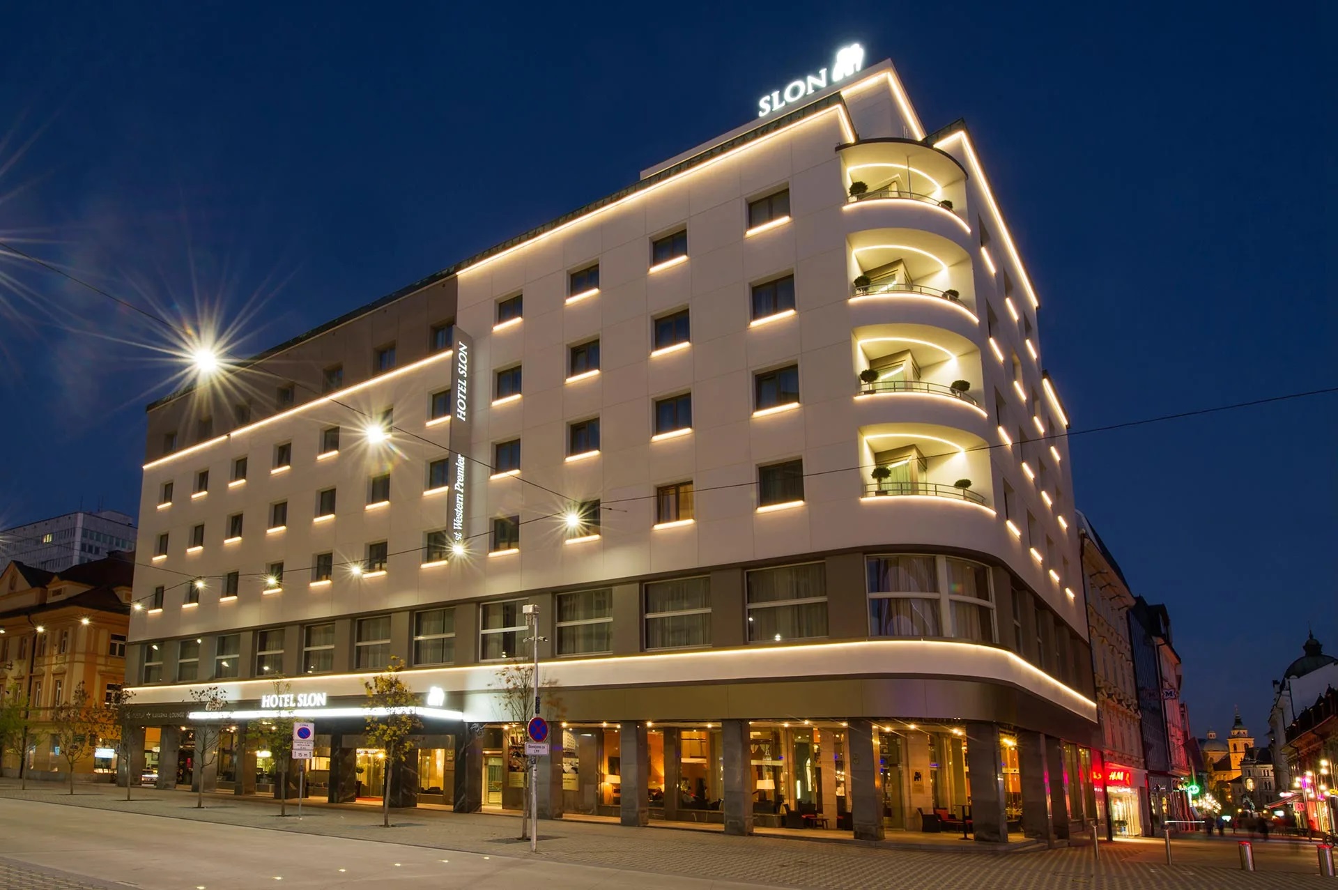 Slon Hotel-Nocni izgled.jpg
