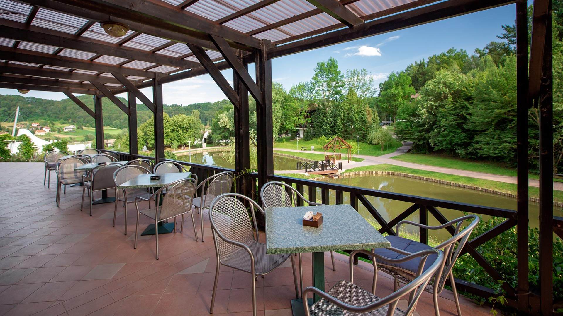 Aparthotel Rosa-Terasa restorana.jpg