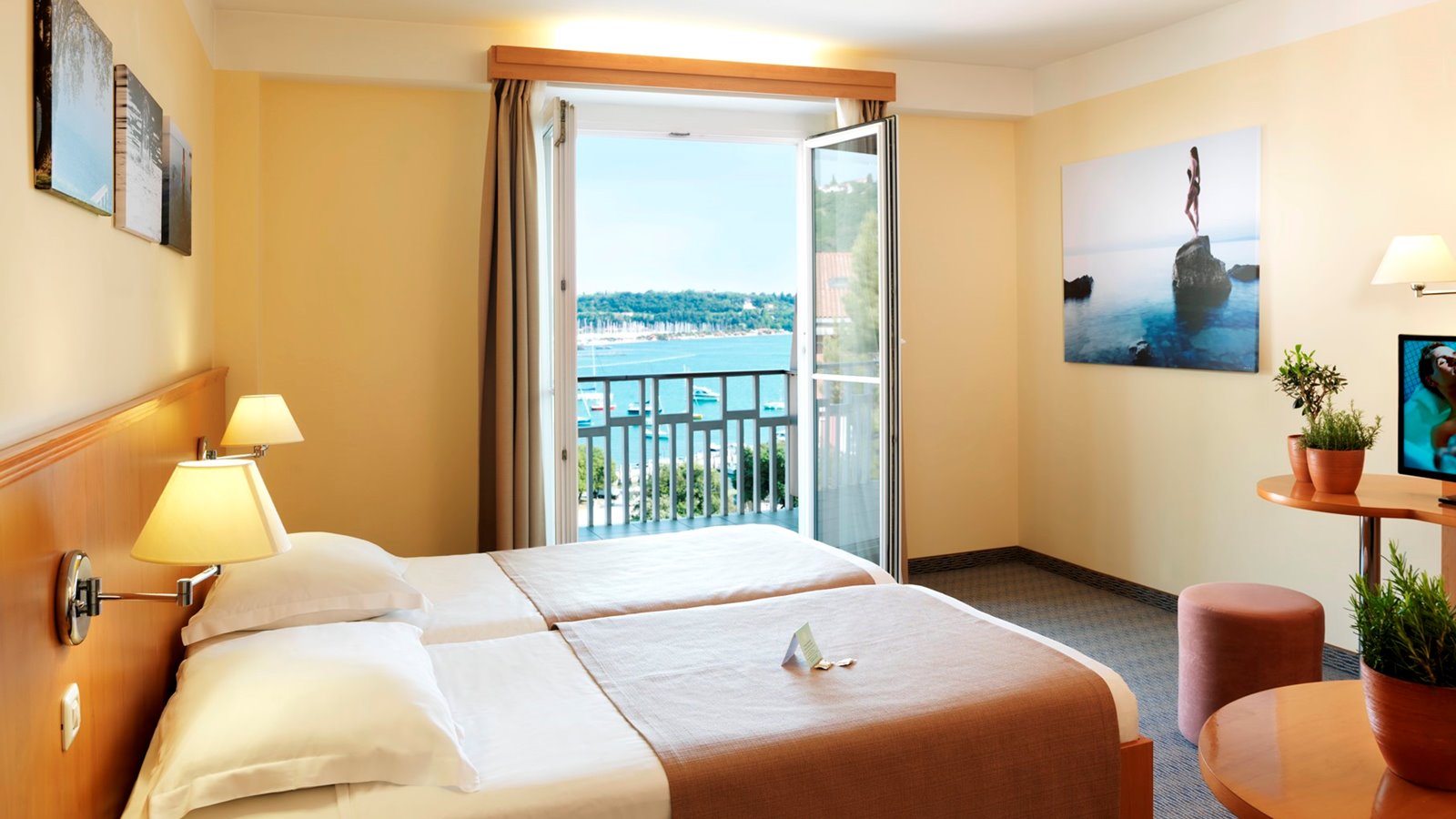 Act ION Hotel Neptun-Standardna soba more i balkon.jpg